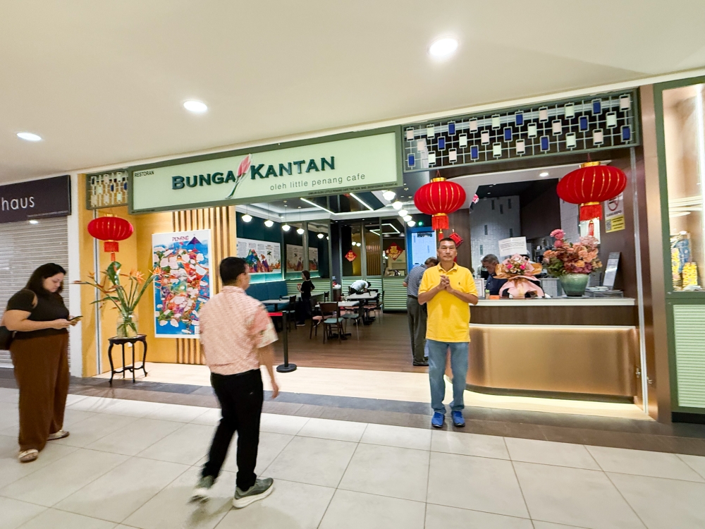 The restaurant is split into two parts, with an inner part that houses the kitchen and space for a few tables. — Picture by Lee Khang Yi