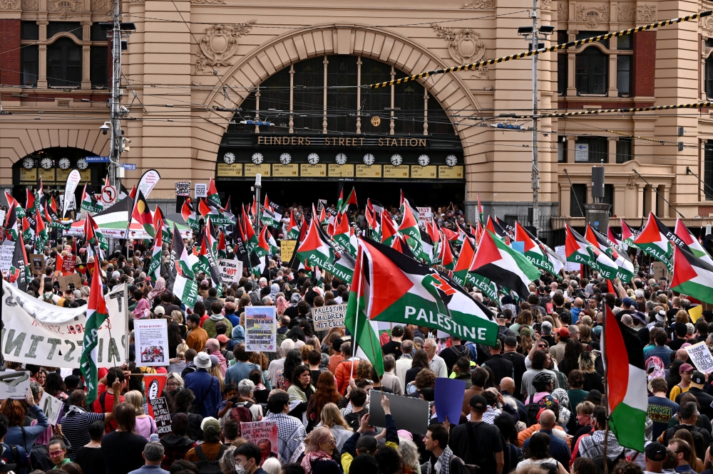 Thousands rally in Sydney against Israeli President Herzog’s visit as police clash with protesters