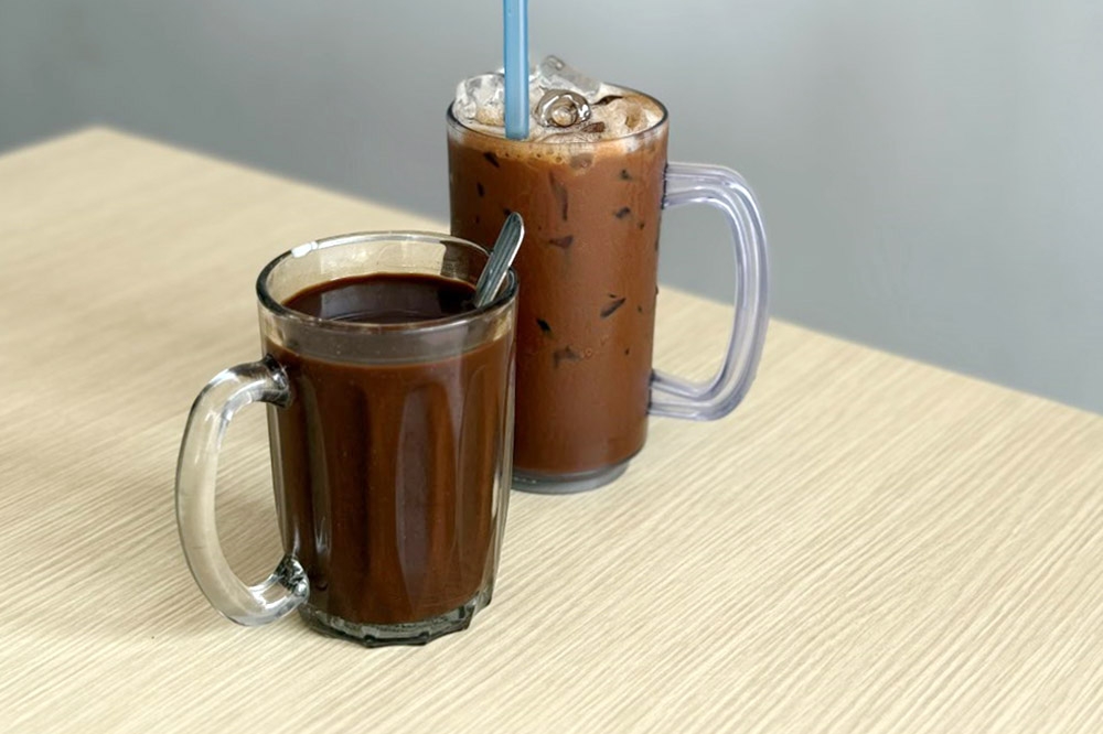 Hot and iced ‘cham’. — Picture by CK Lim