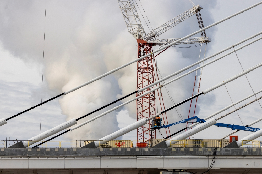 Trump threatens to stop opening of Canada-US bridge