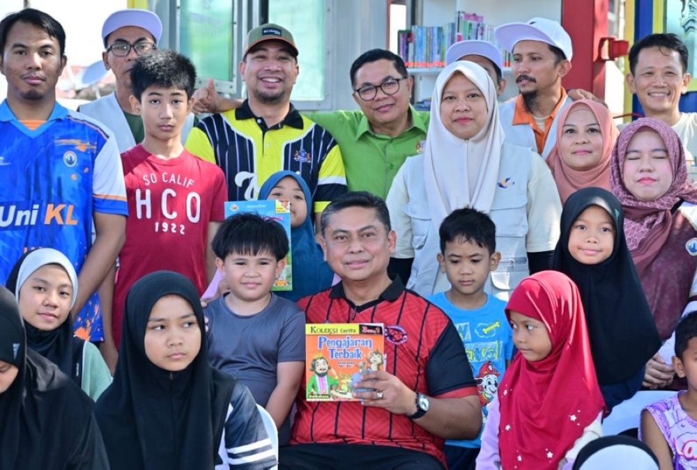 Johor Bahru Mayor Datuk Mohd Haffiz Ahmad (centre) with the community’s children at the Jalan Melati Children’s Playground in Kampung Dato’ Sulaiman Menteri in Johor Bahru, February 9, 2026. — Picture by Ben Tan