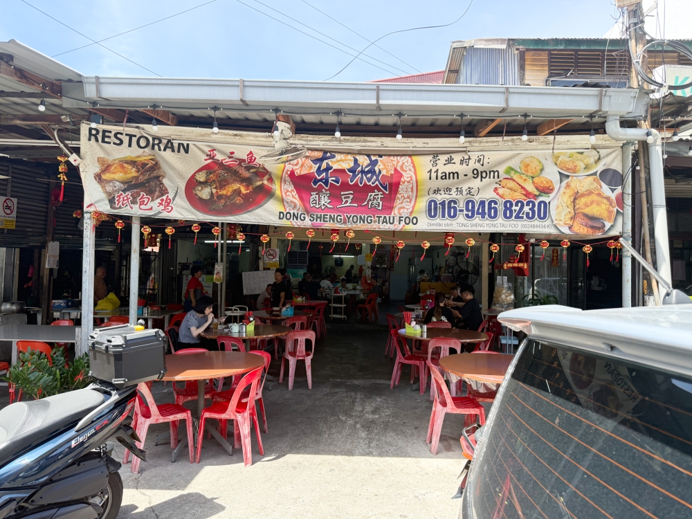 The restaurant inside Jinjang Selatan is located at a main thoroughfare for the area. — Picture by Lee Khang Yi