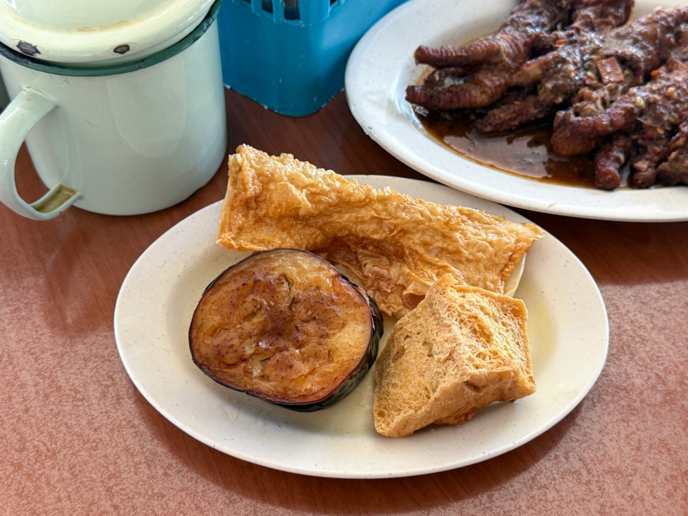 Savour well-fried ‘yong tau foo’ with eggplant, ‘fuchuk’ and beancurd puff that isn’t drenched with oil. — Picture by Lee Khang Yi