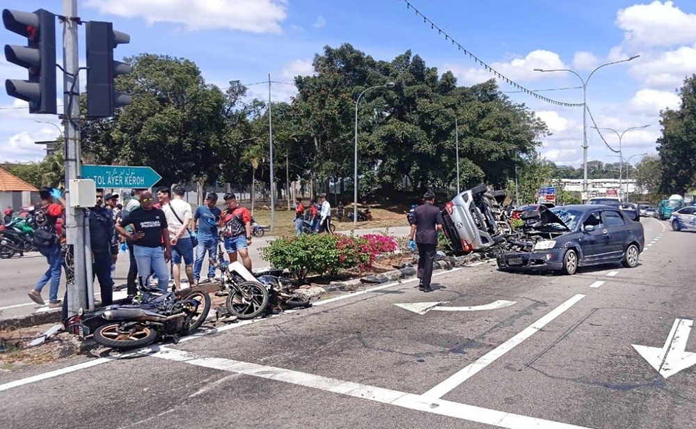 Motorcyclist killed, five injured in six‑vehicle collision at Padang Jambu; Myvi driver suspected of microsleep