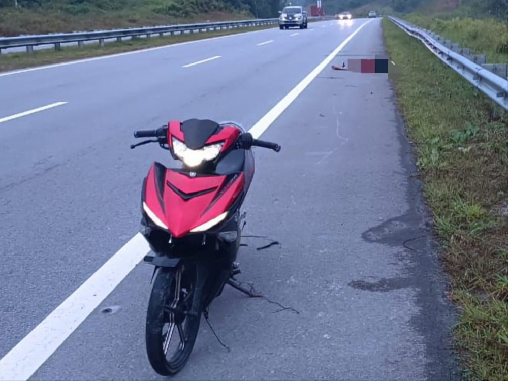 Police handout photo shows the scene of the fatal accident at KM476.3 of the Pan Borneo Highway in Meradong. — Picture courtesy of police