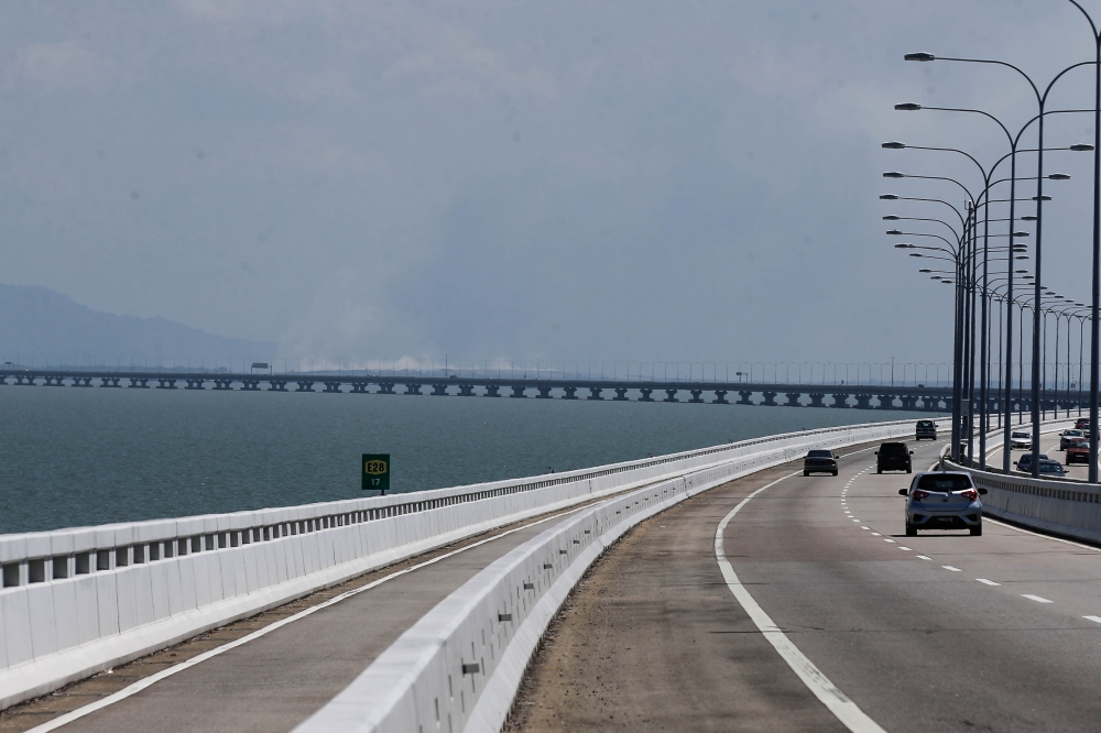 — Jambatan Kedua Sdn Bhd (JKSB) has announced a 50 per cent toll discount for the Sultan Abdul Halim Mu’adzam Shah Bridge (JSAHMS) on Saturday and Sunday in conjunction with the 2026 Chinese New Year celebration. — Picture by Sayuti Zainudin