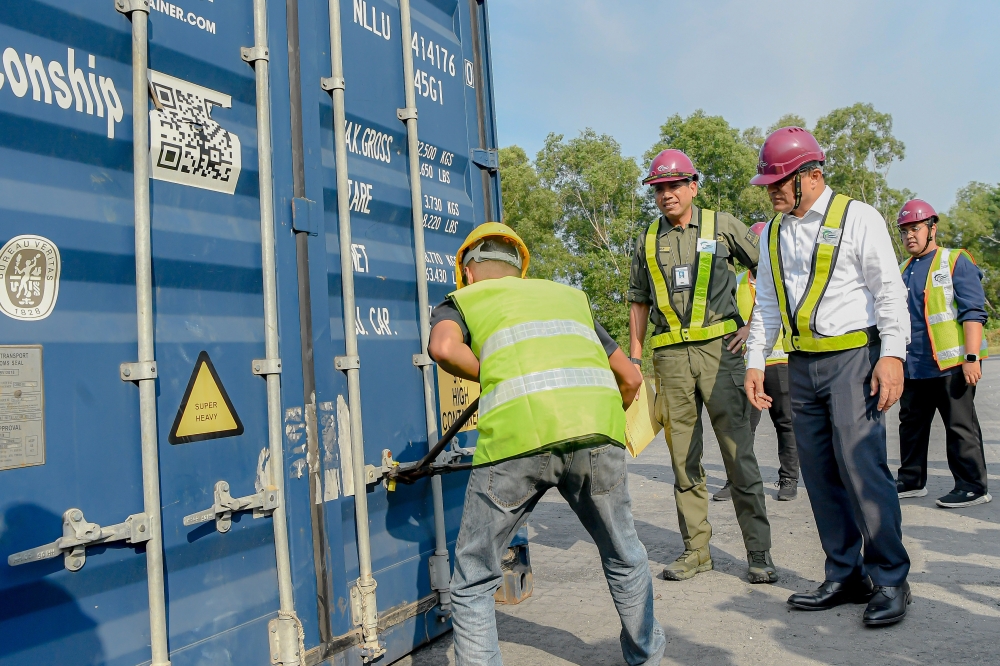 Port Klang AKPS commander Datuk Nik Ezanee Mohd Faisal (second from right) said the seizure was made at 3 yesterday following a physical inspection of 10 containers at the CT1 Scanner Unit site at Westport. — Bernama pic