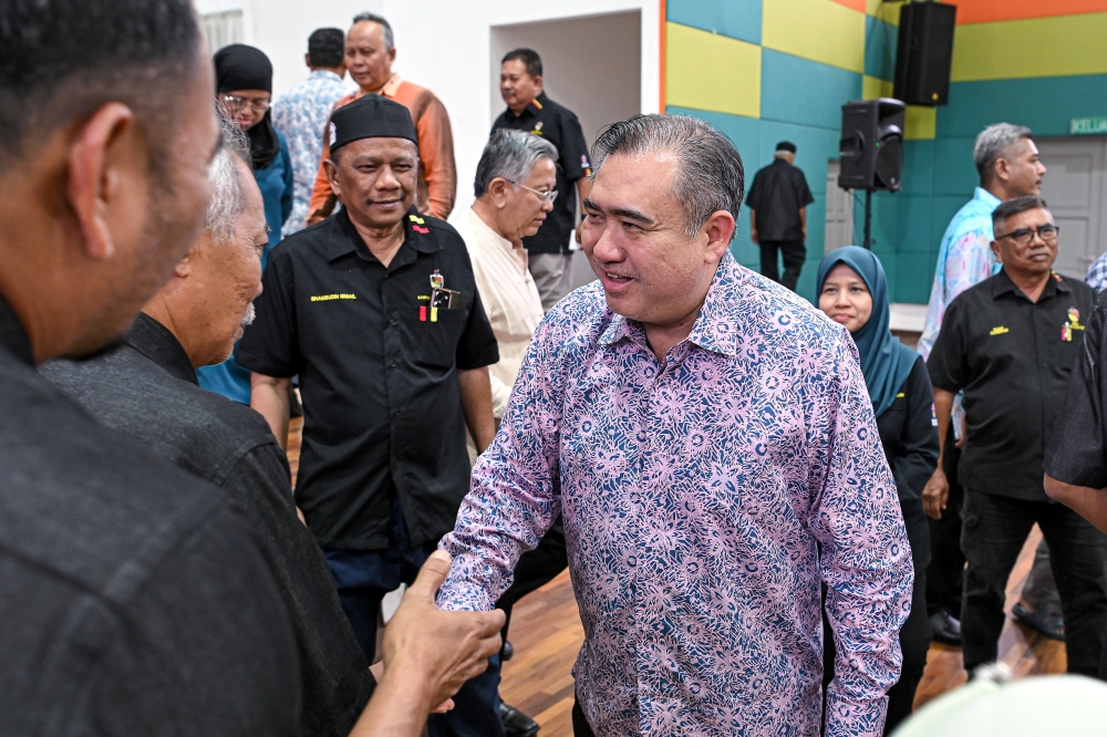 Transport Minister Anthony Loke greets financial aid recipients from the Seremban parliamentary constituency and Chennah state assembly constituency during a hi-tea with the Village Development and Security Committee at Dewan Komuniti Taman Coral Heights, Seremban, February 12, 2026 — Bernama pic