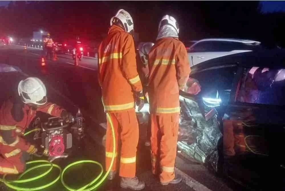 Selangor Fire and Rescue Department assistant director of operations Ahmad Muhklis Mukhtar said they received an emergency call at 6.30am and dispatched a fire engine from the Bukit Sentosa station, arriving at the scene at 6.55am. — Picture from Facebook/Adam Wong Jr