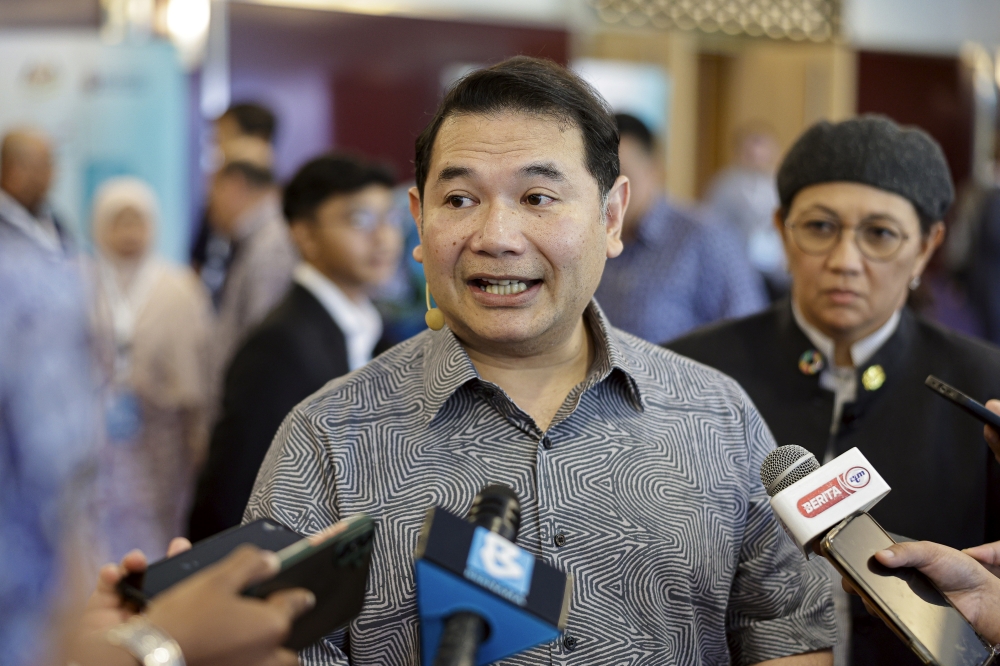 Datuk Seri Rafizi Ramli said he plans to urge Members of Parliament from both sides of the aisle to engage with constituents on the controversy surrounding MACC, adding that he would write to MPs from DAP and Amanah to press Prime Minister Datuk Seri Anwar Ibrahim to suspend Tan Sri Azam Baki. — Bernama pic 