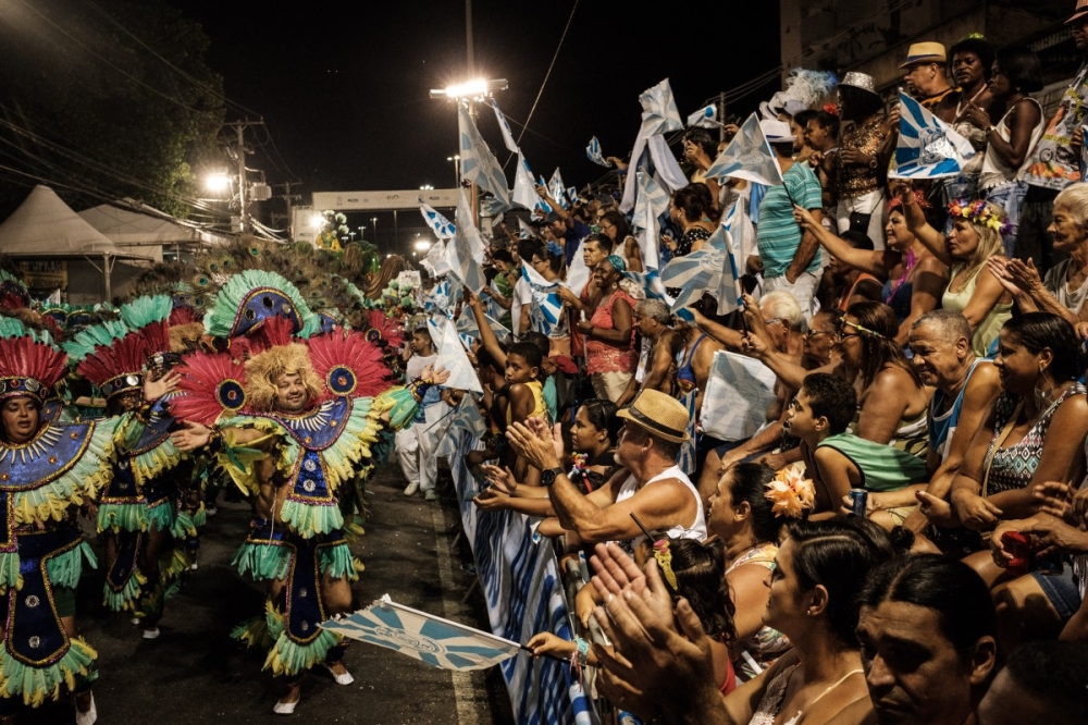 People cheer revellers of Caprichosos de Pilares samba school (Serie B, the third division) during their parade on Intendente Magalhaes street in Rio de Janeiro, Brazil, on February 28, 2017. — AFP pic