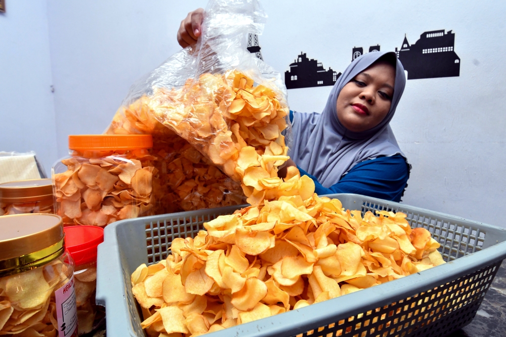 Entrepreneur Rohayu Wahidin, 39, said the arrowhead tuber season occurs only once a year, from November until February, and during this window, she is kept busy fulfilling orders for the popular snack, with sales reaching nearly RM4,000 to date. — Bernama pic 