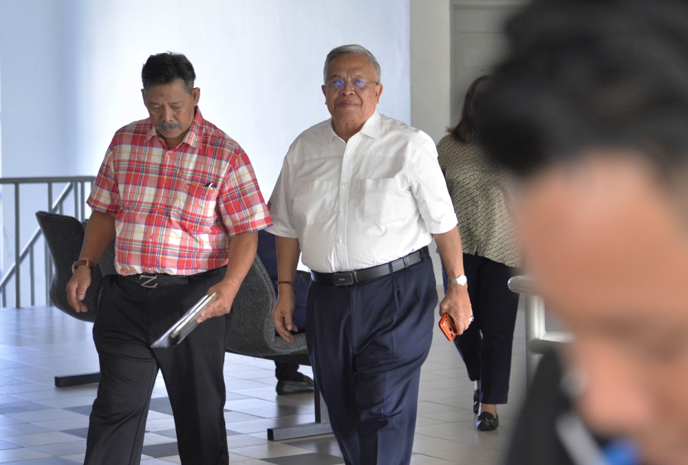 Former Umno Bandar Tun Razak division secretary Datuk Abd Zarin Mohd Yasin (second, left) at the Sessions Court in Sepang, February 13, 2026. — Bernama pic 