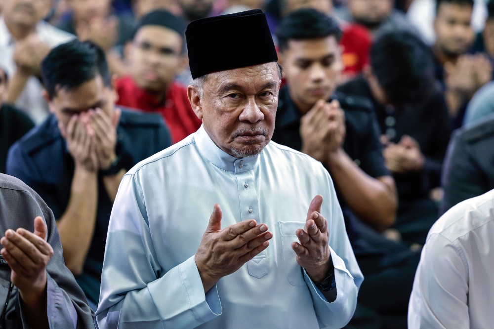 Prime Minister Datuk Seri Anwar Ibrahim performs Friday prayers with the Sultan Salahuddin Abdul Aziz Shah Polytechnic community in Shah Alam, February 13, 2026. — Bernama pic 