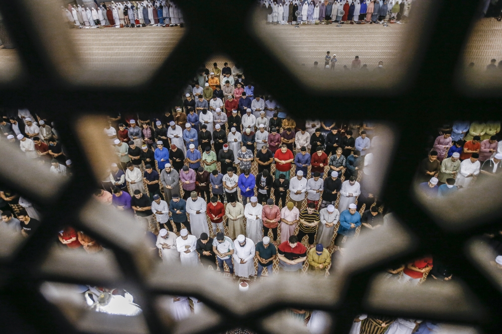 File picture of Muslim worshippers performing ‘tarawih’ prayers on the eve of Ramadan at National Mosque in Kuala Lumpur March 22, 2023. The Perlis government has declared the first day of Ramadan 1447H as a Special Public Holiday for the state, with the consent of the Raja of Perlis, Tuanku Syed Sirajuddin Jamalullail. — Picture by Hari Anggara