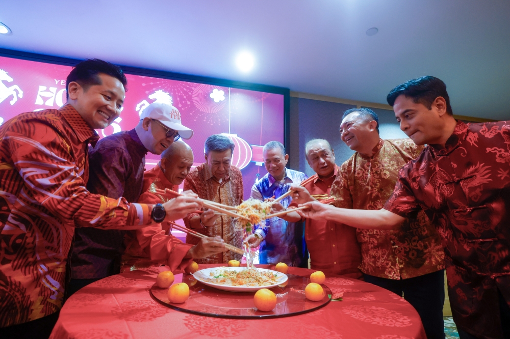 The Sultan of Selangor, Sultan Sharafuddin Idris Shah, officiates the Yee Sang ceremony at a Chinese New Year dinner at a hotel here today. Also present were Deputy Prime Minister Datuk Seri Fadillah Yusof, Minister of Natural Resources and Environmental Sustainability Datuk Seri Arthur Joseph Kurup, and Minister of Entrepreneur Development and Cooperatives Steven Sim Chee Keong. — Bernama pic