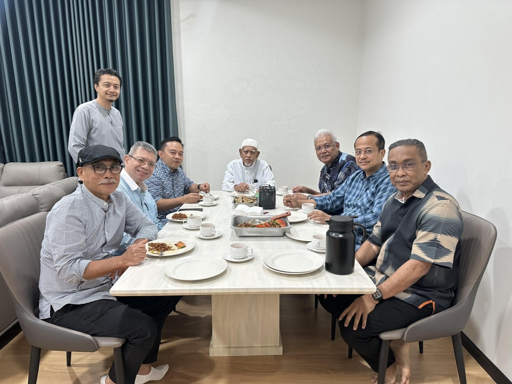 Datuk Seri Hamzah Zainudin (third from right) meets PAS president Tan Sri Abdul Hadi Awang (centre) and other PAS leaders in Rusila, Terengganu, after his expulsion from Bersatu. — — Picture via Facebook/Hamzah Zainudina