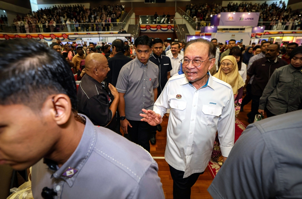 Prime Minister Datuk Seri Anwar Ibrahim and his wife Datuk Seri Dr Wan Azizah Wan Ismail during a roadshow for the People’s Welfare Insurance Scheme (SIKR) in Tanjung Rambutan Ipoh, February 14, 2026. — Bernama pic
