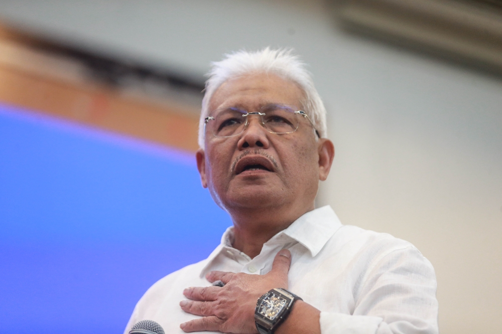 Datuk Seri Hamzah Zainudin today declared himself as the 'captain' of 'a new struggle' to build the nation together . — Picture by Sayuti Zainudin