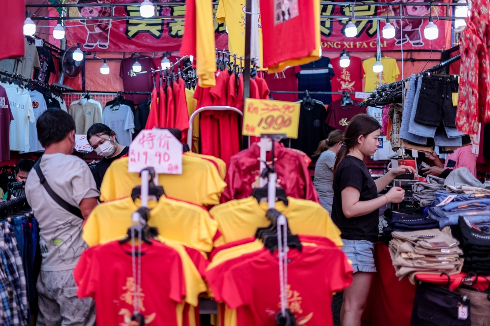 To cope with the highest inflation rate in Malaysia, JB locals are pivoting toward budget-friendly suburban hypermarkets and e-commerce platforms. — Bernama pic