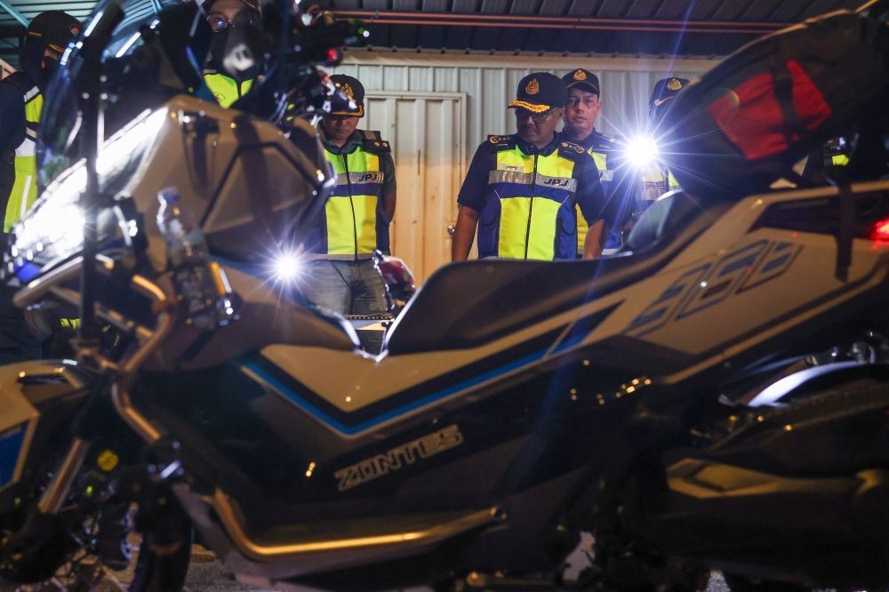 In another development, Penang Road Transport Department (JPJ) director Zulkifly Ismail (second right) joined the a special CNY operation at the Penang Bridge here last night. — Bernama pic