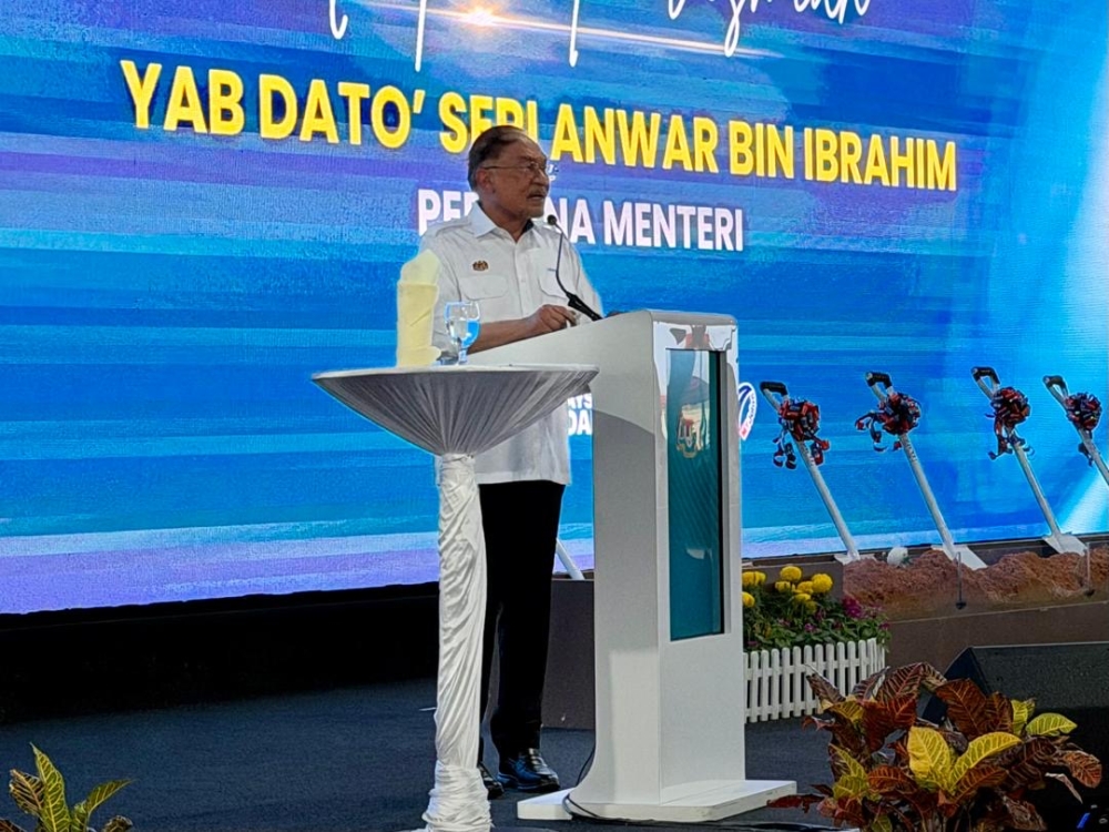 Prime Minister Datuk Seri Anwar Ibrahim said that Johor’s request for the return of the state’s 25 per cent income tax revenue was not an issue and can be negotiated amicably.— Picture by Ben Tan