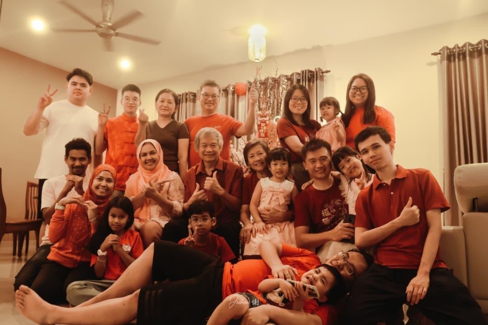 Shahril Cheah and Sharidah Talib with their extended family during last year’s Chinese New Year. — Picture courtesy of Shahril Cheah and Sharidah Talib.