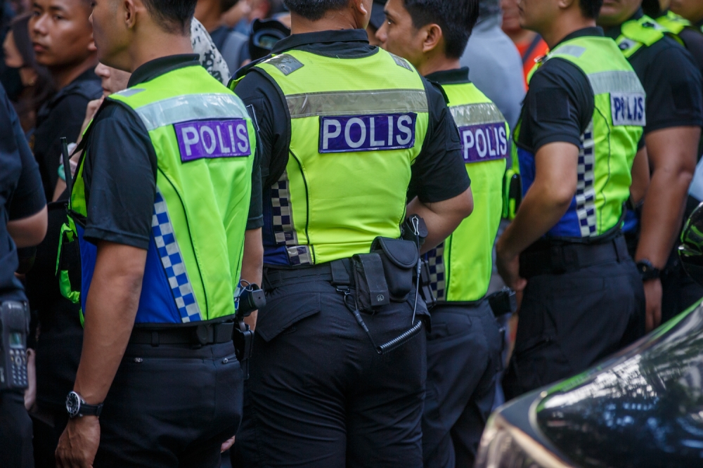 Police officers stand guard during a rally against MACC chief commissioner Tan Sri Azam Baki in Kuala Lumpur, February 15 — Picture by Raymond Manuel  