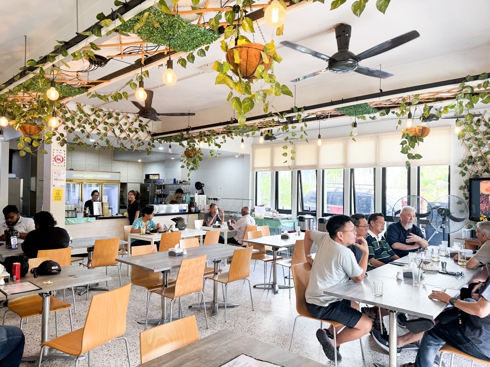 Dining at Rogues@Gasing is a pleasant, relaxed experience and you can pair a mug of cold beer with your banana leaf rice lunch. — Picture by Lee Khang Yi