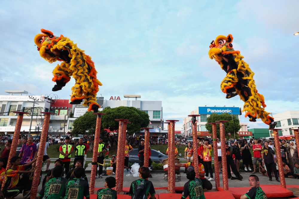 A lion dance performance attracts visitors during the Lion, Dragon, and Unicorn Parade Program at Bandar Indah in Sandakan on February 15, 2026. — Bernama pic