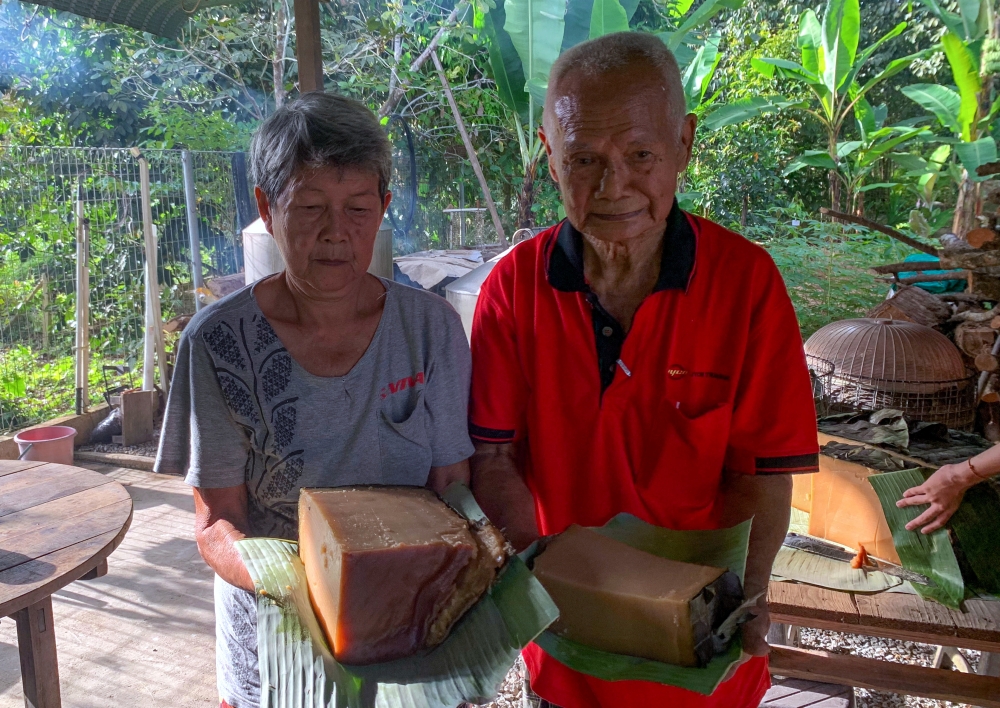 Traditional cake maker Wee Ah Liong, 80, (right) with his wife Ko Mek Gan, 76, (left), displays a ‘Kiam Koay’, known as’Kia Koi’ in the Kelantan dialect, during a visit to Kampung Pasir Parit, Chekok recently. — Bernama pic 