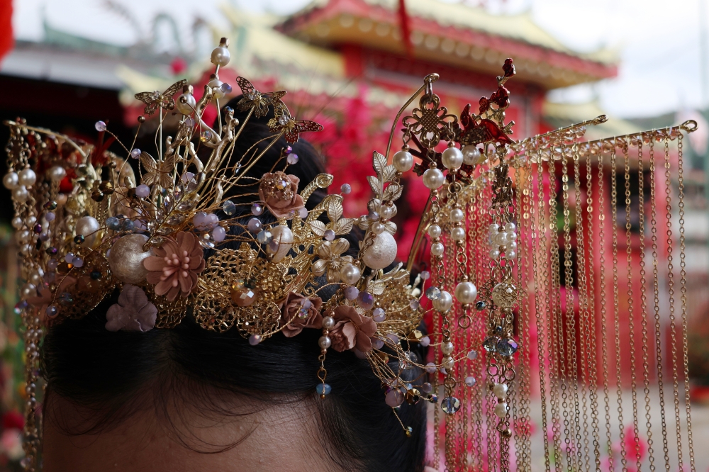 The holiday period meant that trading floors were closed in mainland China, Seoul and Taipei. Hong Kong and Singapore have half-day trading on Monday. — Bernama file pic