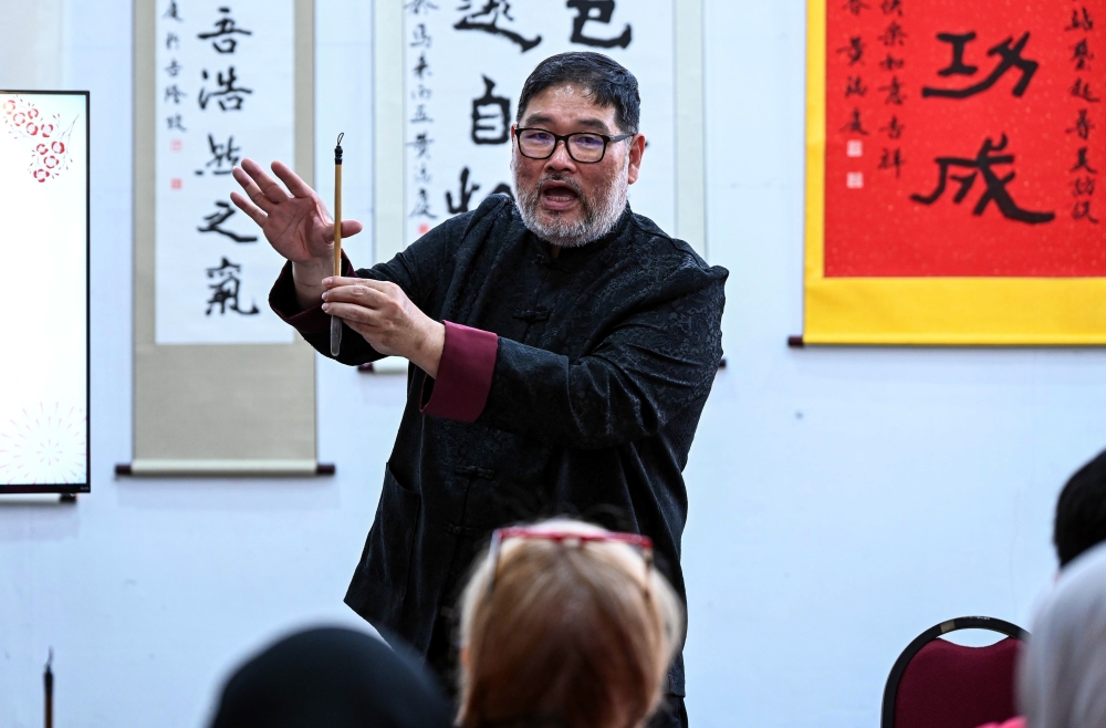 President of the Malaysian Calligraphy Associations Federation, Ng Swee Kheng, provides guidance during the Chinese Calligraphy Demonstration Session at the 2026 Titih Pusaka Festival organised by the National Academy of Arts, Culture and Heritage (ASWARA) recently. — Bernama pic 