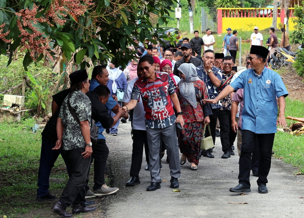 Malaysian Anti-Corruption Commission (MACC) chief commissioner Tan Sri Azam Baki (centre) attends the Madani Adopted Village inauguration ceremony at the Kampung Sungai Buah community hall in Dengkil on February 15, 2026. — Bernama pic