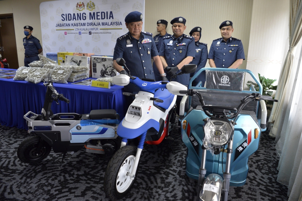 KLIA Customs director Zulkifli Muhammad inspects a seized electric motorcycle during a press conference on the airport Customs’ success in busting a RM2.508 million smuggling syndicate, Sepang, February 16, 2026. — Bernama pic