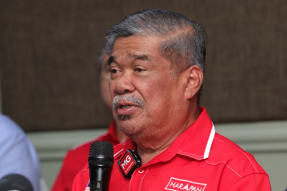 Agriculture and Food Security Minister Datuk Seri Mohamad Sabu said supplies of basic food items nationwide will remain sufficient and stable during Chinese New Year and the upcoming Ramadan period. — Bernama pic