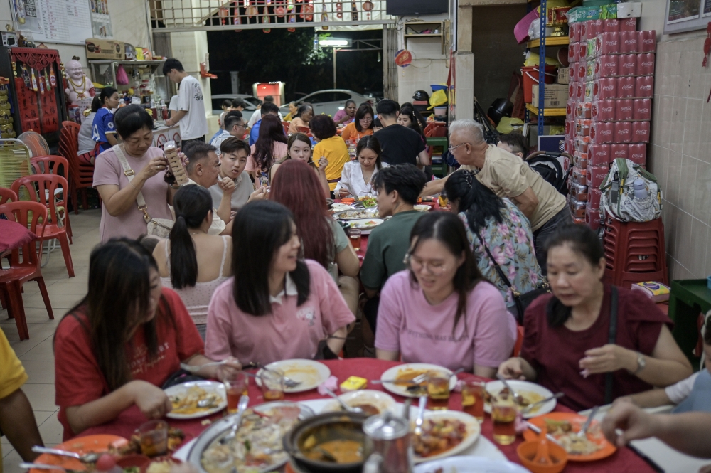 This unique, long-practiced cultural tradition proves that differences in background and religion are no obstacle for families to keep traditions alive, subsequently strengthening the bonds of kinship in a harmonious and goodwill atmosphere. — Bernama pic 