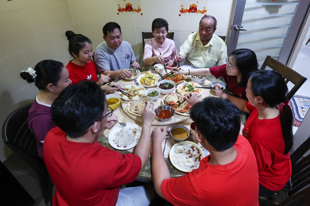 Johnny Wong (third right) and his family members host a reunion dinner with relatives in conjunction with the Chinese New Year celebration at their residence in Taman Johor Jaya in Johor Bahru, February 16, 2026. — Bernama pic 