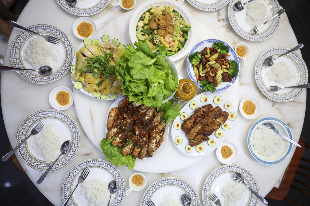 The dishes to be shared for reunion dinner, February 16, 2026. — Bernama pic 