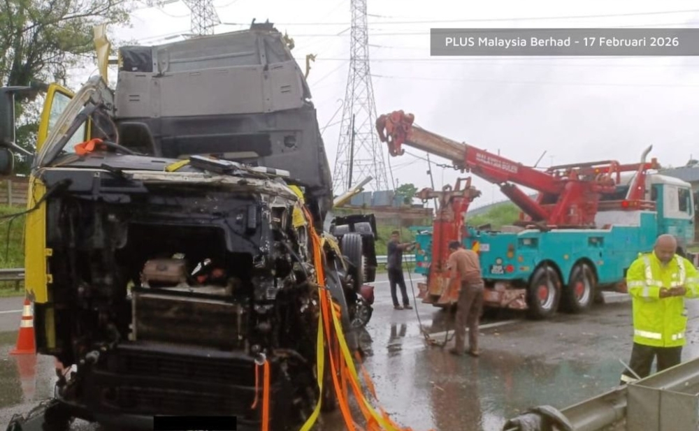 Selangor Fire and Rescue Department assistant director (Operations) Ahmad Mukhlis Mukhtar said they received an emergency call regarding the accident, involving a lorry laden with limestone, and two cars at 7.33am. — Picture from X/plustrafik