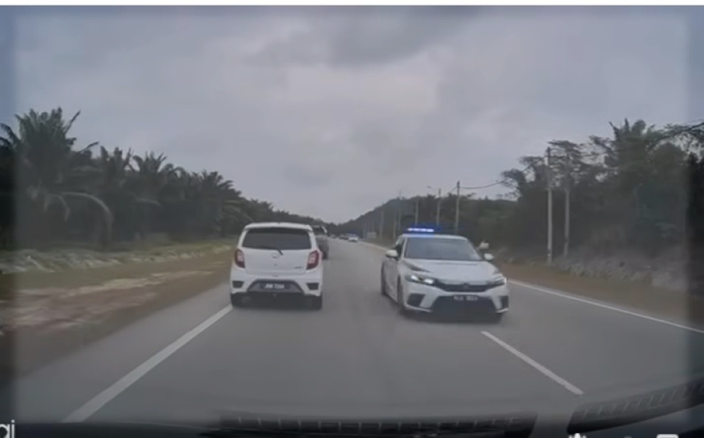 In a statement on the Muar District Police Facebook page, ACP Raiz Mukhliz bin Azman Aziz said the accident occurred on February 15 at around 10am while officers in a Honda Civic (Spanco) MPV were carrying out official escort duties. The police vehicle collided head-on with a Perodua Bezza, resulting in minor damages to the side mirrors and doors. — Screengrab from social media 