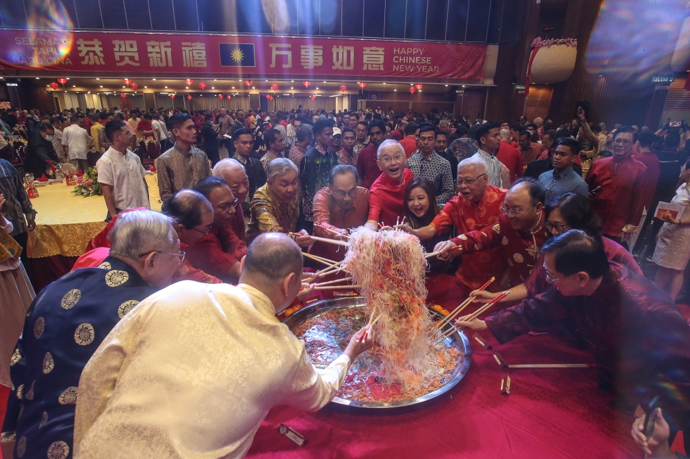 Prime Minister Datuk Seri Anwar Ibrahim tosses Yee Sang during the Chinese New Year 2026 open house hosted by MCA at Wisma MCA in Kuala Lumpur, February 17, 2026. — Picture by Yusof Isa