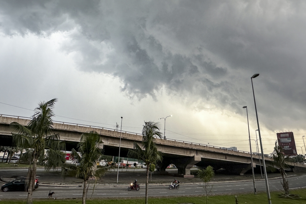MetMalaysia has issued a thunderstorm warning for Perak, Terengganu, Pahang, Kelantan, Selangor, Negeri Sembilan, Melaka and Johor until noon today. — Picture by Hari Anggara