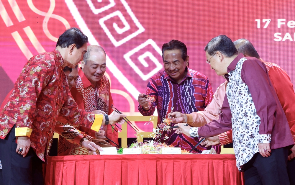 Yang Dipertua Negeri Sabah Tun Musa Aman and Sabah Chief Minister Datuk Seri Hajiji Noor toss “yee sang” to officiate the Sabah state-level Chinese New Year celebration at the Sabah International Convention Centre (SICC), Kota Kinabalu, February 17, 2026. — Bernama pic