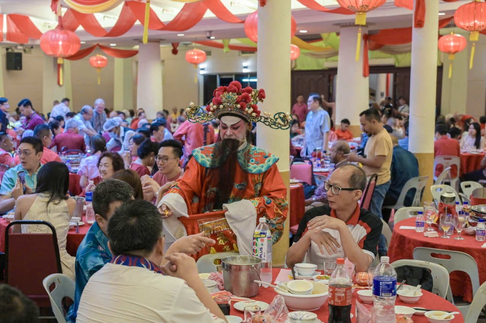 Members of the public attend the 2026 Chinese New Year celebration organised by the Kuala Lumpur & Selangor Chinese Assembly Hall (KLSCAH), Kuala Lumpur, February 17, 2026. — Bernama pic