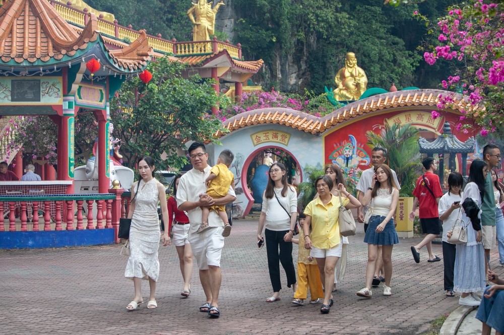 The Chinese community gathers at Tokong Lin Seng Tong to perform religious rituals during Chinese New Year at Tokong Lin Seng Tong along Jalan Sultan Nazrin Shah, Ipoh, February 17, 2026. — Bernama pic