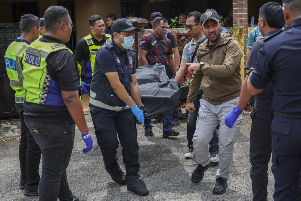 Police carry the body of a victim from a house in Lorong Cerating Damai, Kuantan, before it was taken to Hospital Tengku Ampuan Afzan for post-mortem, February 17, 2026. — Bernama pic