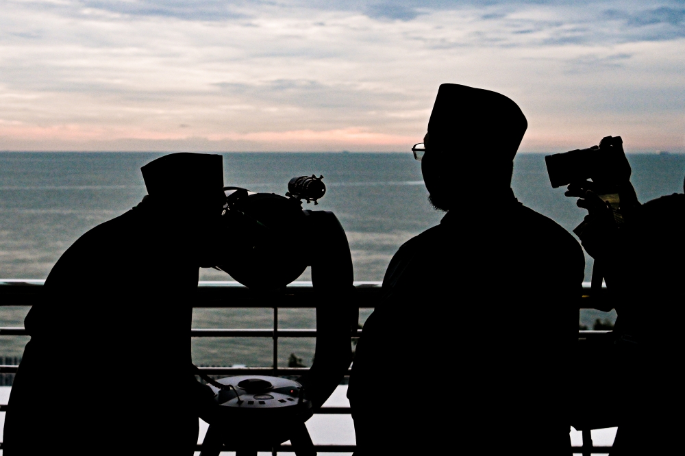 Negeri Sembilan Mufti Prof. Madya Datuk Dr Faudzinaim Badaruddin conducts the Ramadan crescent moon sighting to determine the start of the fasting period at the Baitul Hilal Complex, Port Dickson, February 17, 2026. — Bernama pic