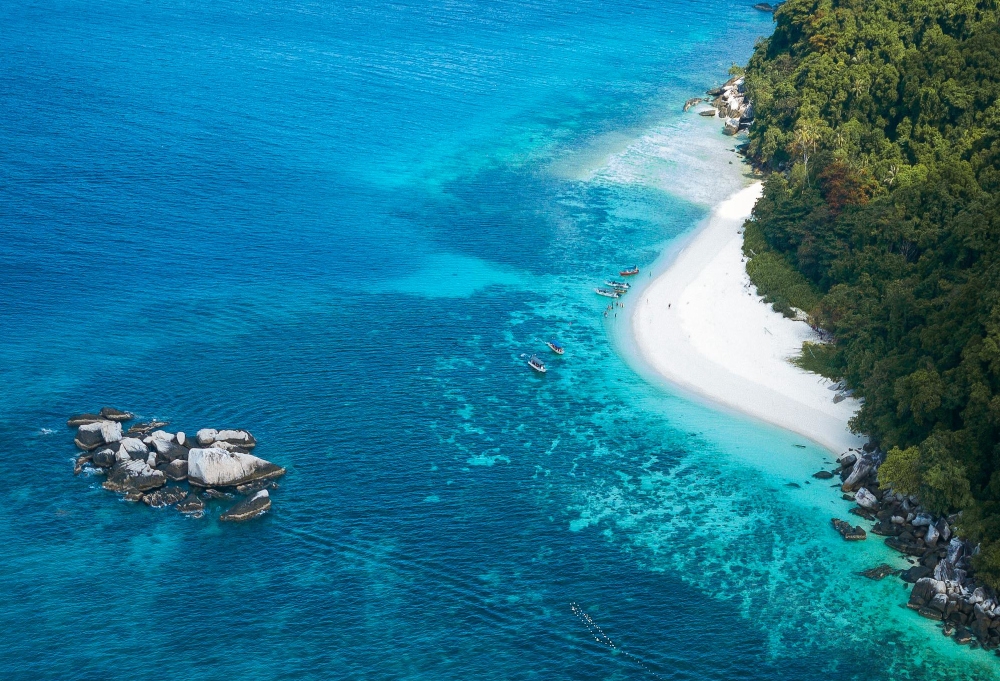 Al-Sultan Abdullah emphasised that Pulau Tioman is a valuable asset and a gem of Pahang that must be preserved and developed in a well-planned manner. — Pexels.com pic 