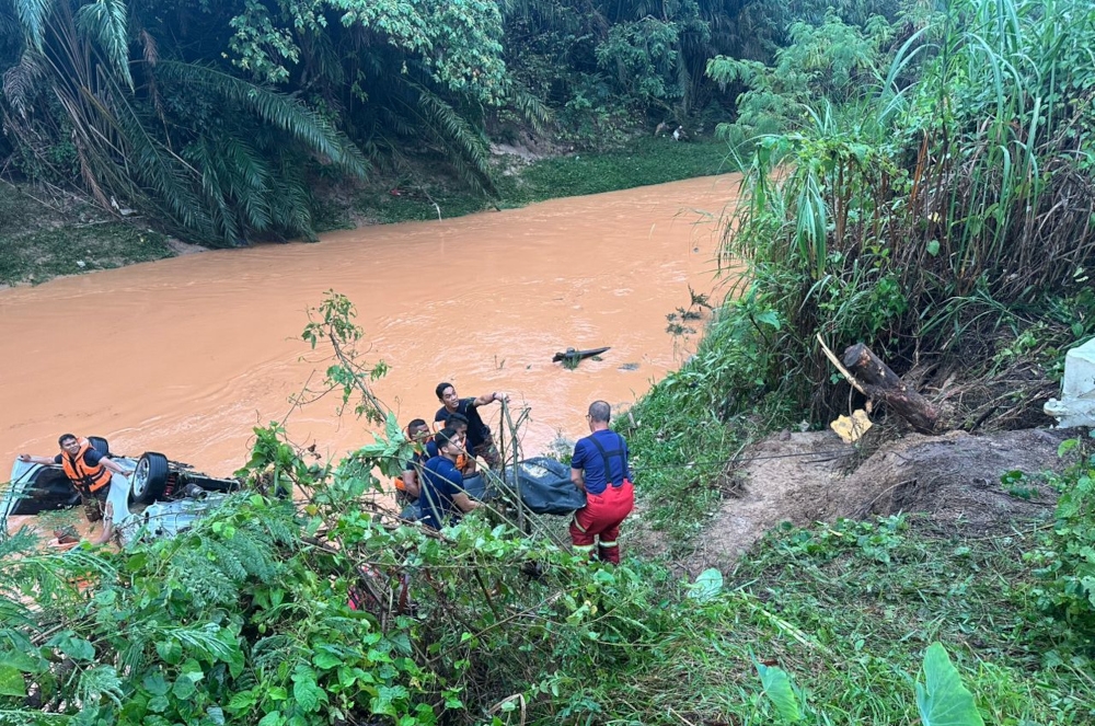 Fire and Rescue Department personnel retrieve the body of the man in a river near Sekolah Dato’ Abdul Razak in Sungai Gadut, Seremban. — Picture from social media 
